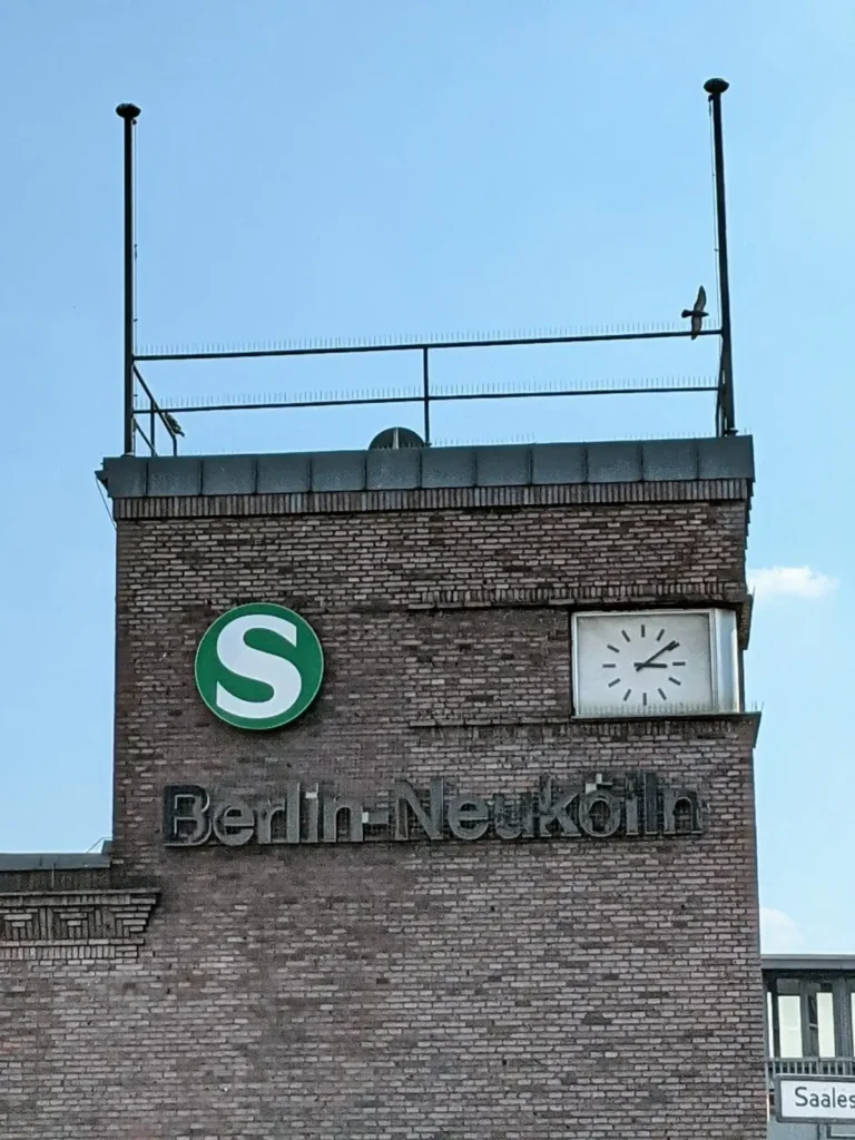 Klinkerturm des Bahnhofs Berlin-Neukölln mit S-Bahn-Zeichen und Uhr
