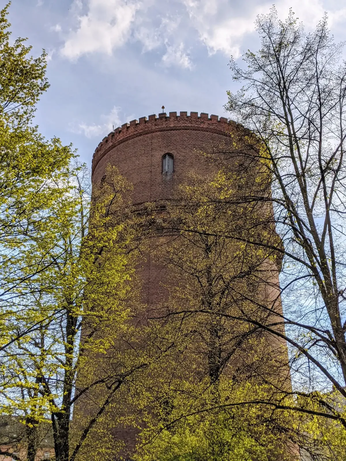 Runder Backstein-Wasserturm mit Zinnenkranz an der Leykestraße in Neukölln
