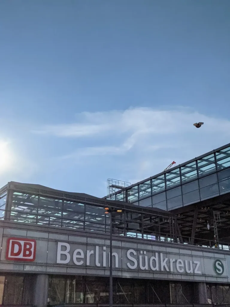 Bahnhof Berlin Südkreuz mit Schriftzug an der Bahnhofshalle