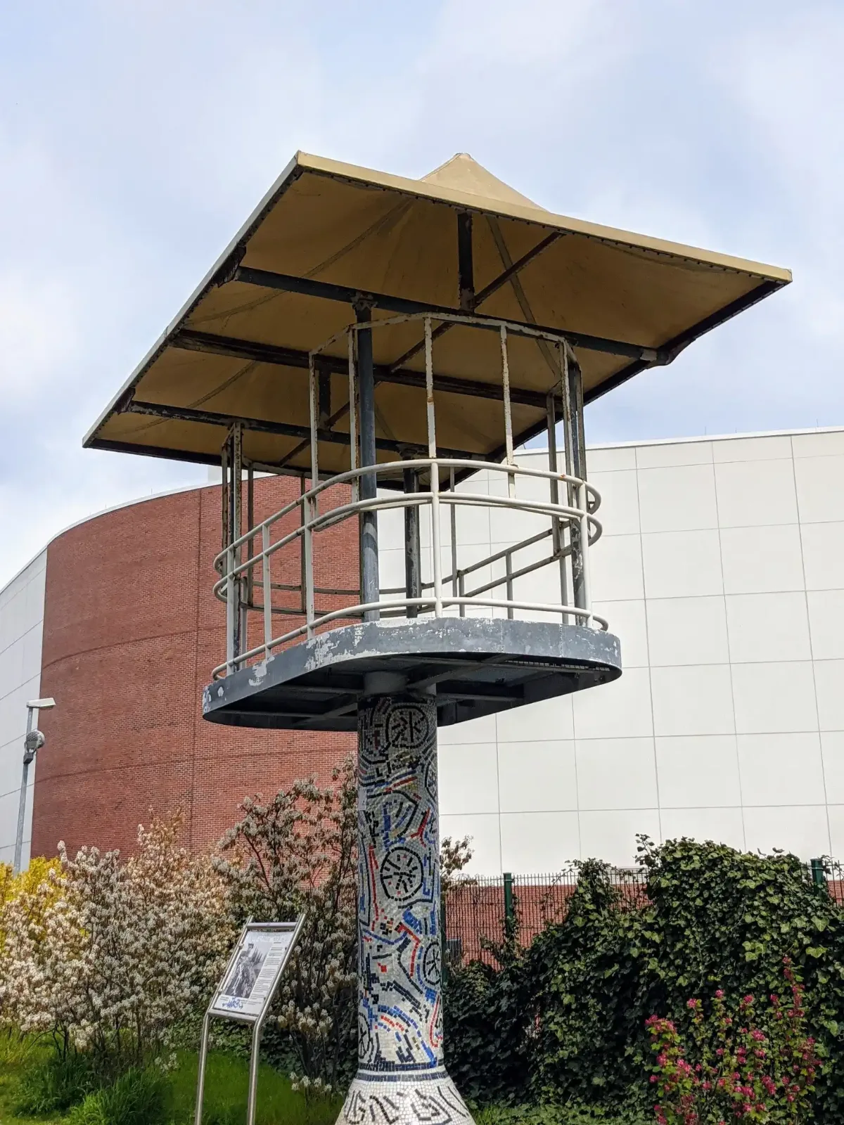 Kleiner Turm mit Zeltdach auf einer Mosaiksäule am Sachsendamm in Schöneberg