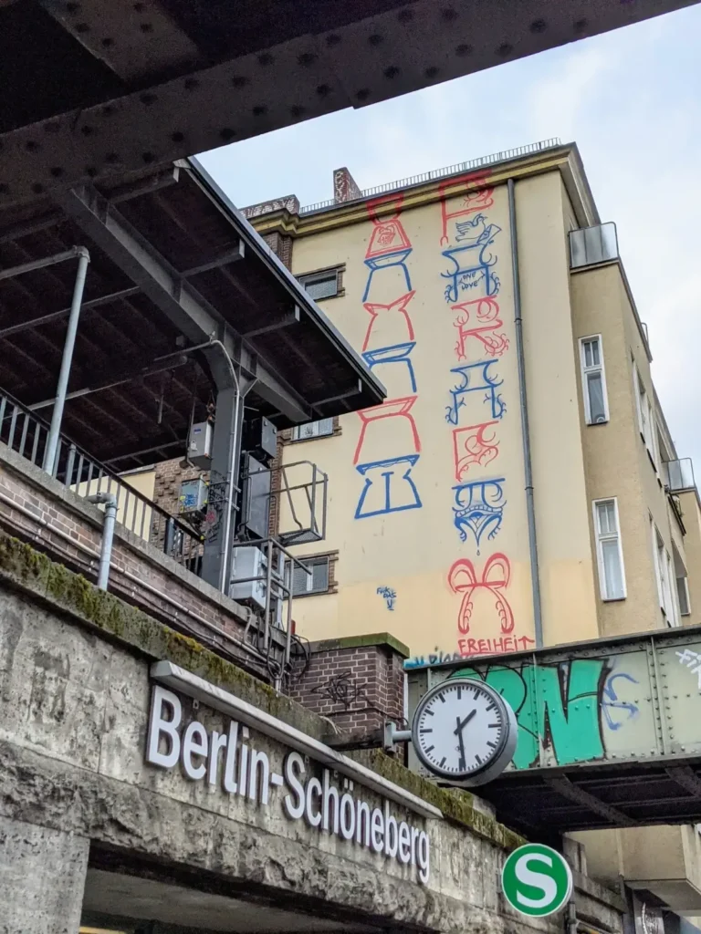 Bahnbrücke mit Schriftzug Berlin-Schöneberg, Bahnhofsuhr und S-Zeichen am S-Bahnhof Schöneberg