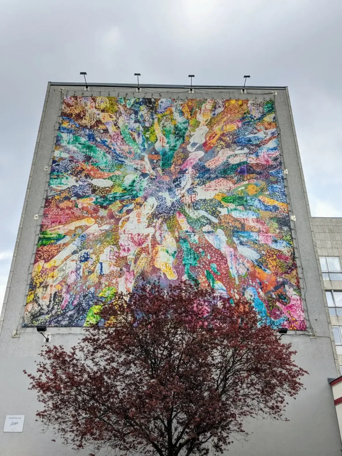 Buntes Wandbild an der Stirnwand eines Hochhauses an der Hauptstraße in Schöneberg