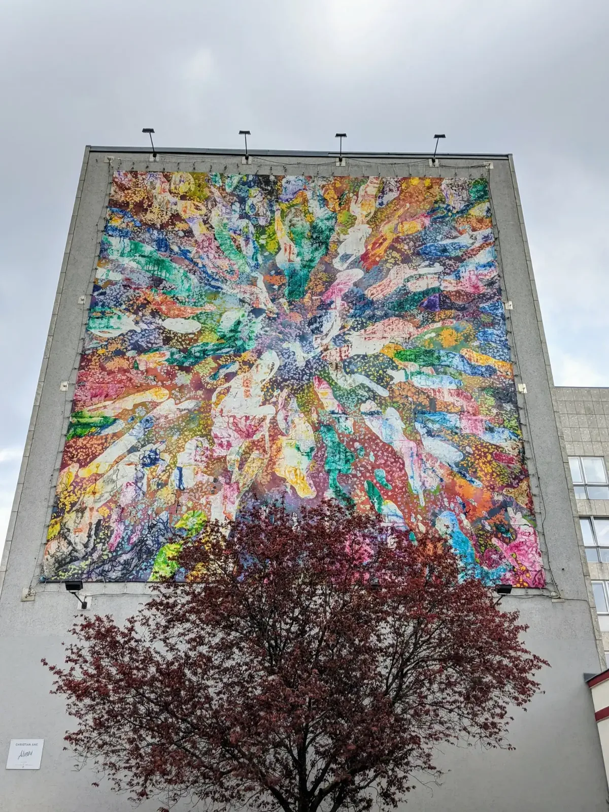Buntes Wandbild Adanzé von Christian Awe an der Stirnwand eines Hochhauses an der Hauptstraße in Schöneberg