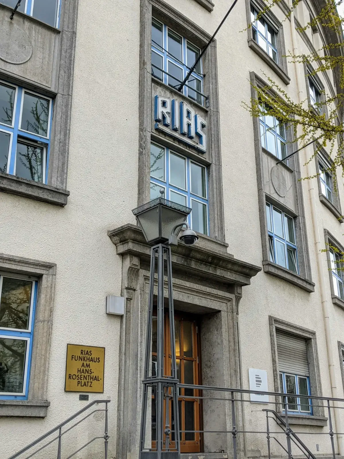 Eingang des RIAS-Funkhauses am Hans-Rosenthal-Platz mit Schriftzug RIAS über der Tür