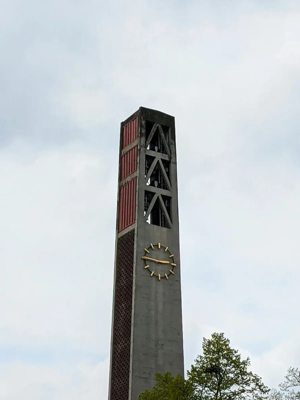 Freistehender Glockenturm aus rotem Backstein mit goldener Uhr in Wilmersdorf