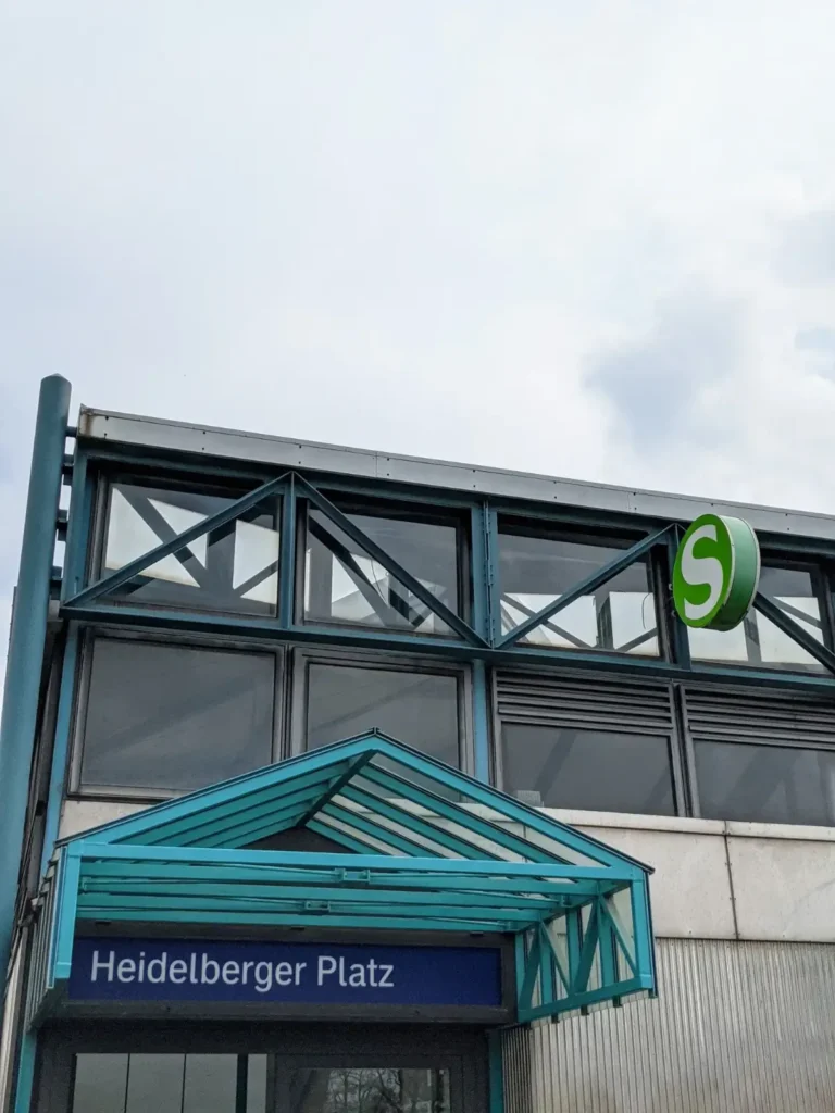 Türkisfarbener Zugang aus Stahl und Glas am S-Bahnhof Heidelberger Platz