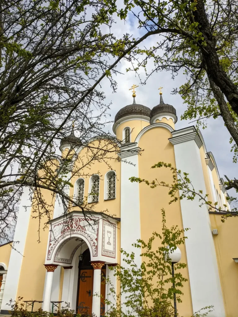 Russisch-Orthodoxe Christi-Auferstehungs-Kathedrale am Hohenzollerndamm mit Zwiebelkuppeln