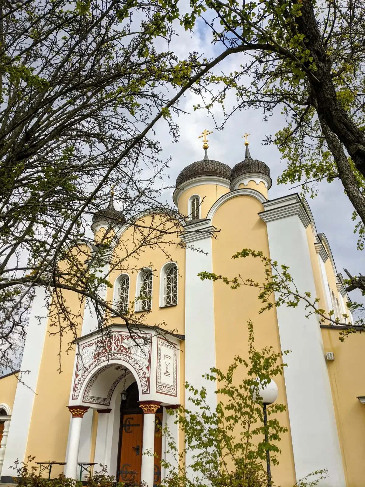 Russisch-Orthodoxe Christi-Auferstehungs-Kathedrale am Hohenzollerndamm mit Zwiebelkuppeln