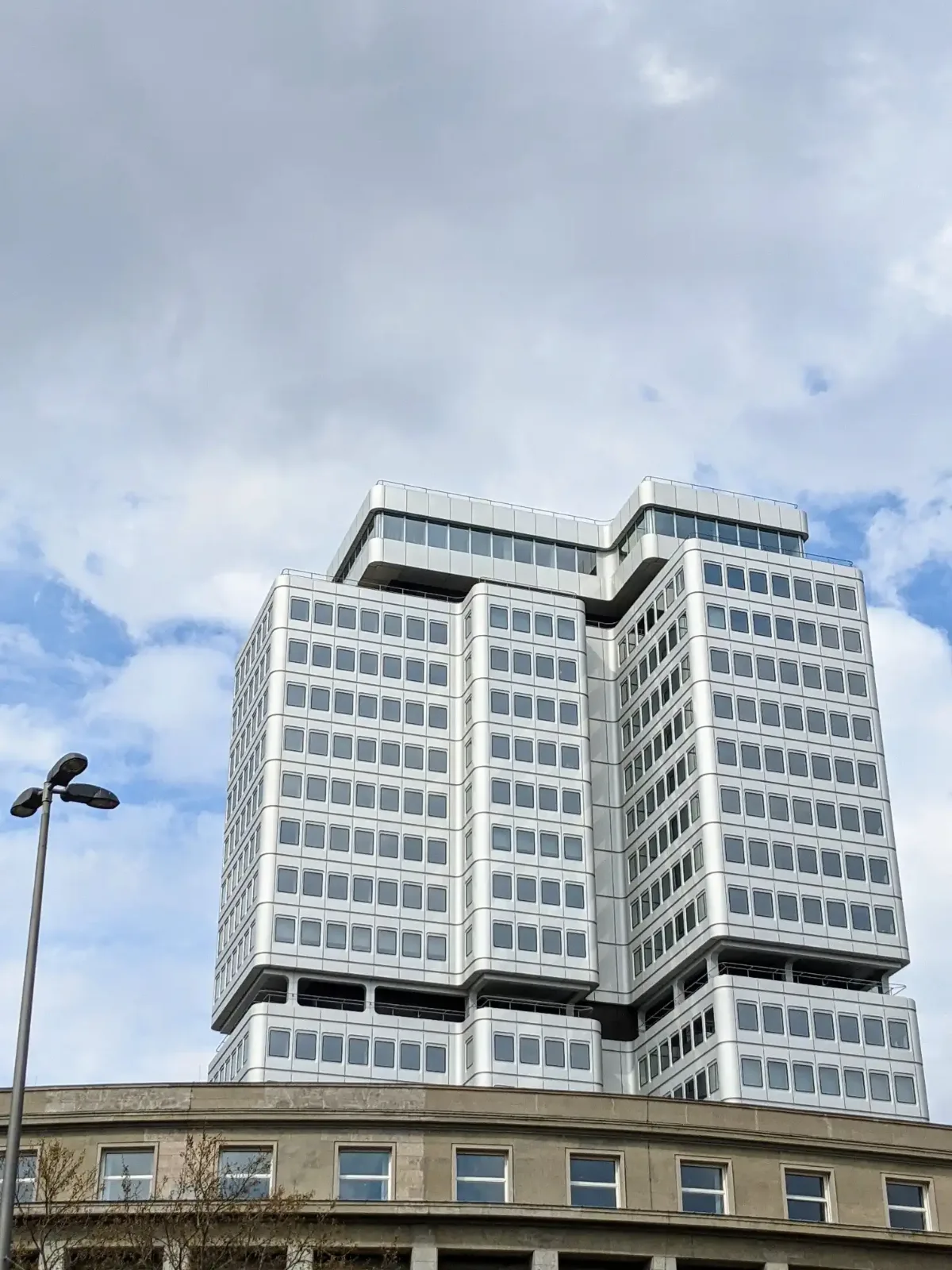 Weißes Bürohochhaus der Deutschen Rentenversicherung am Hohenzollerndamm