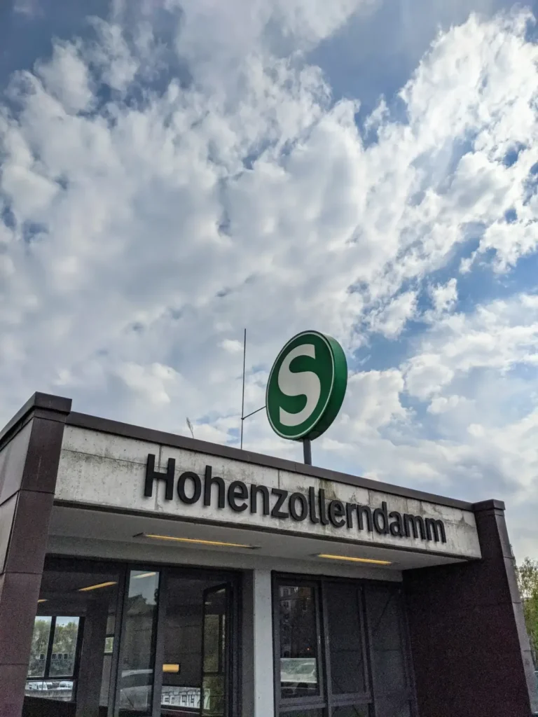 Empfangsgebäude des S-Bahnhofs Hohenzollerndamm mit Schriftzug und S-Zeichen