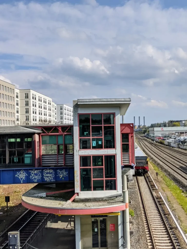 Blick von der Kurfürstendammbrücke auf Bahnsteig und Zugangsbau des S-Bahnhofs Halensee