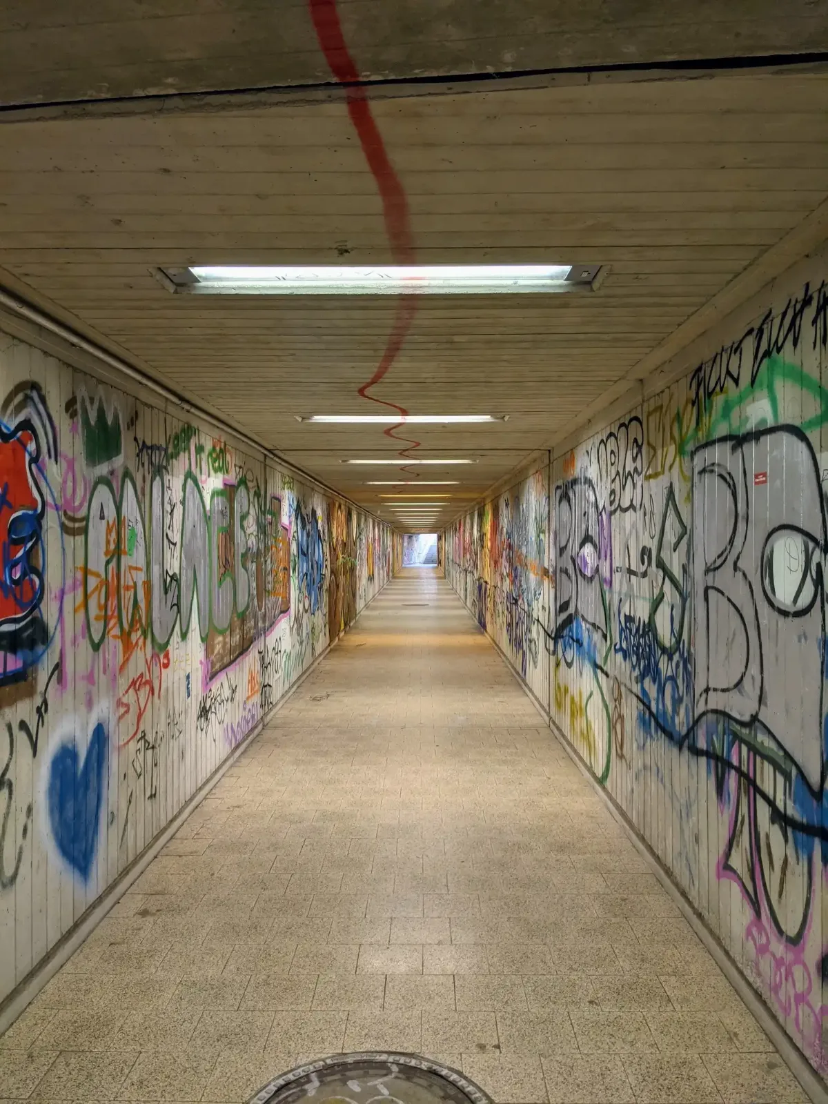 Langer heller Fußgängertunnel mit Graffiti unter den Bahnanlagen zwischen Halensee und Eichkamp
