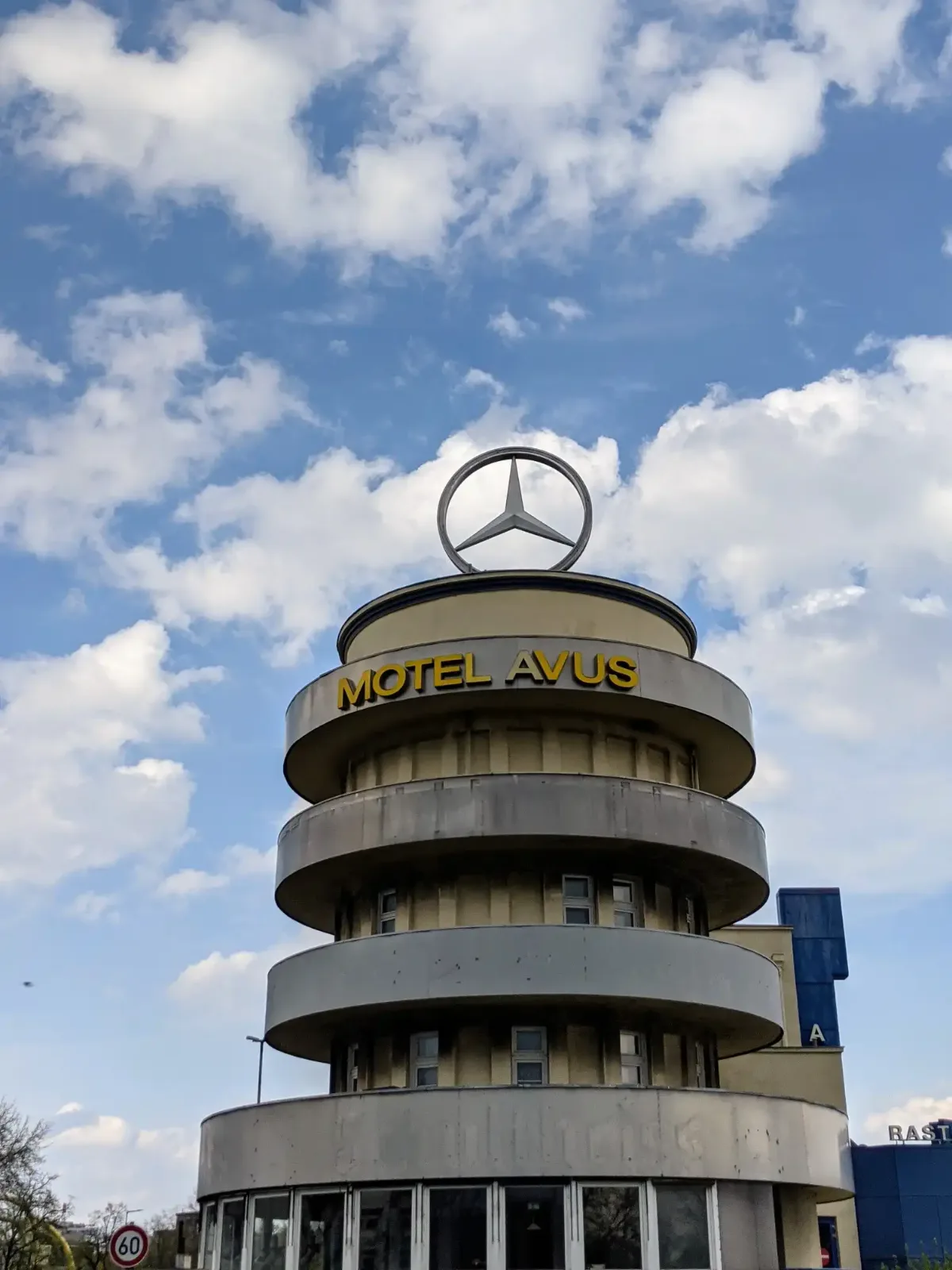 Runder Turm des Motel AVUS mit umlaufenden Galerien und Mercedes-Stern an der Nordkurve