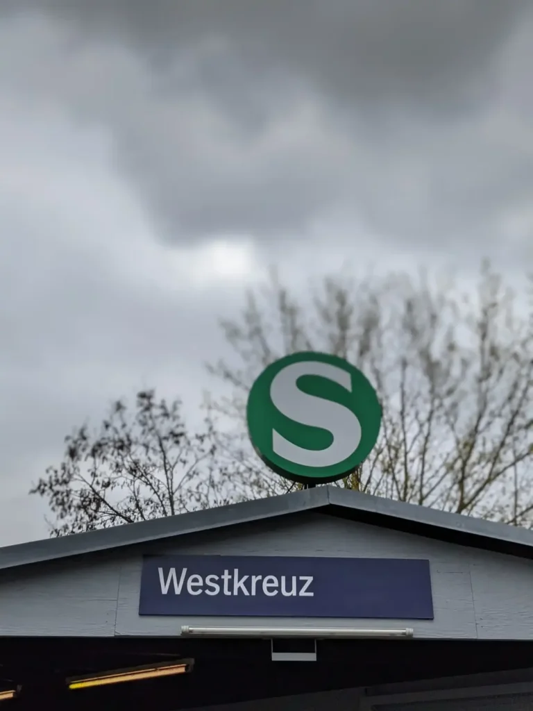 Zugang zum S-Bahnhof Westkreuz in Berlin mit Bahnhofsschild und S-Zeichen