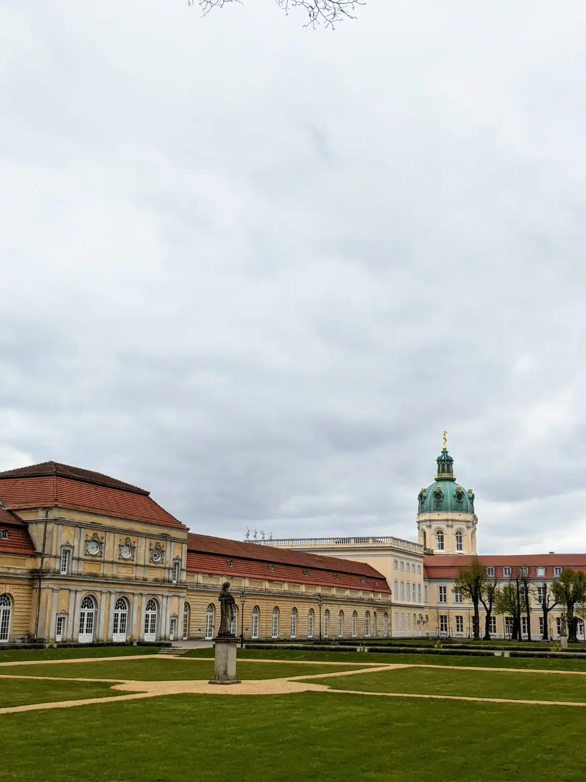 Langer Flügel von Schloss Charlottenburg mit roten Dächern, dahinter der Kuppelturm