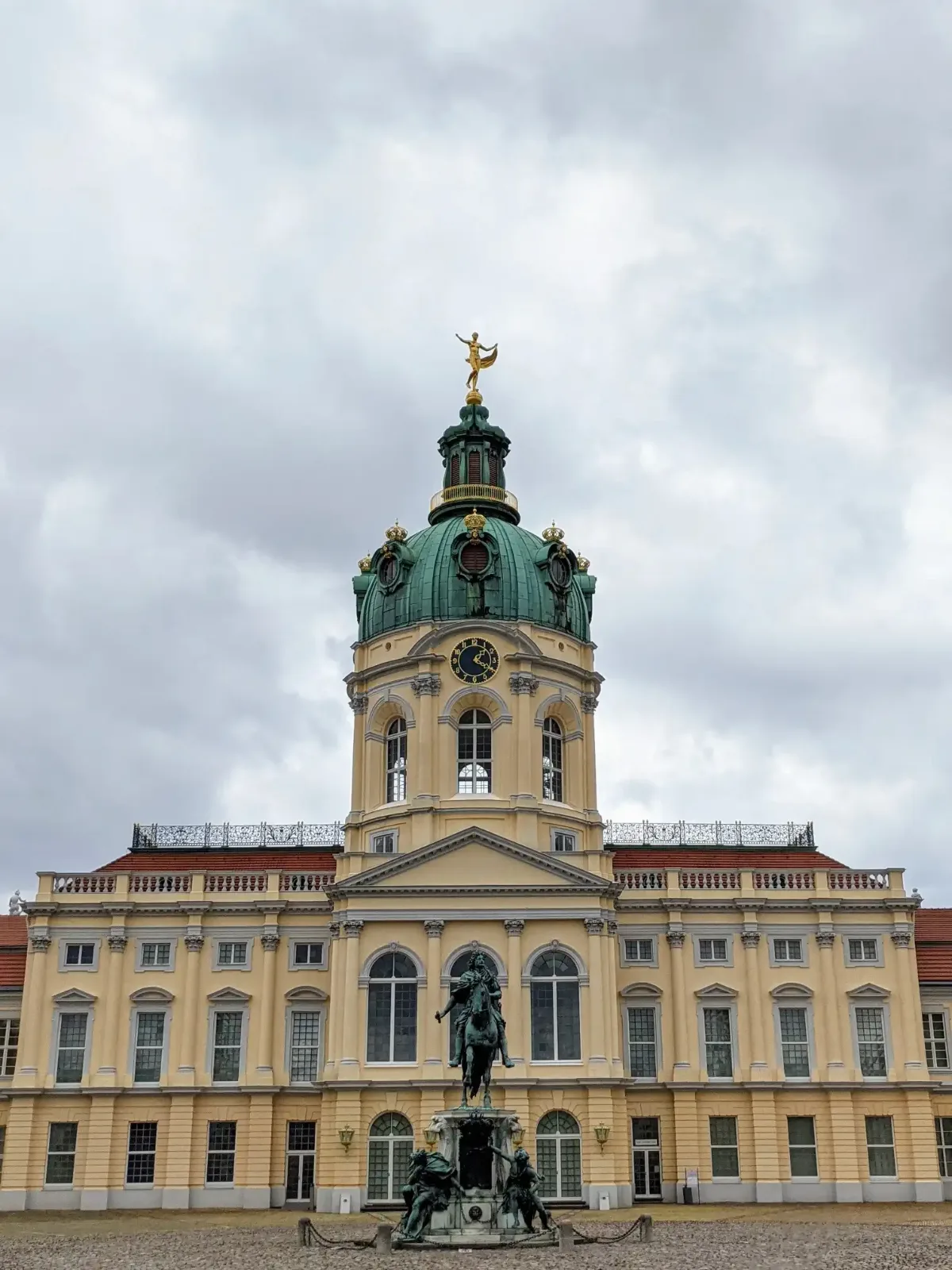 Ehrenhof von Schloss Charlottenburg mit Mittelbau, Kuppel und Reiterstandbild des Großen Kurfürsten
