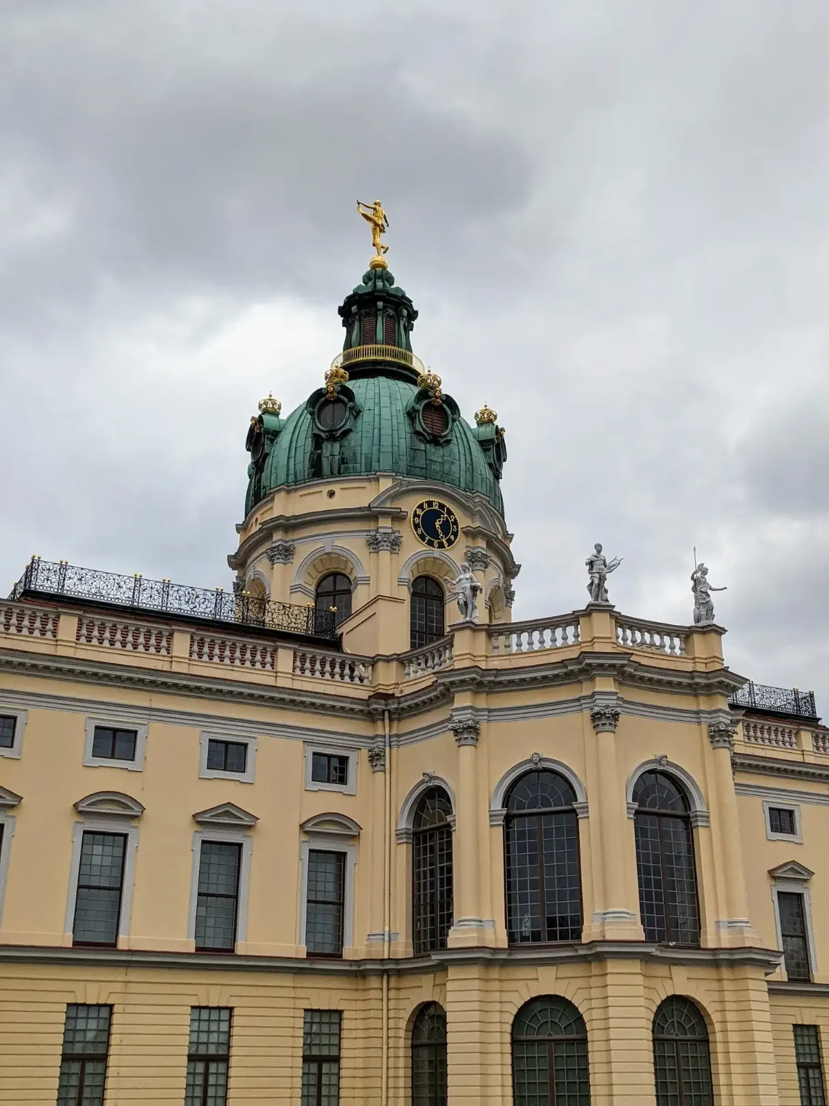 Gartenseite von Schloss Charlottenburg mit Kuppel und goldener Fortuna