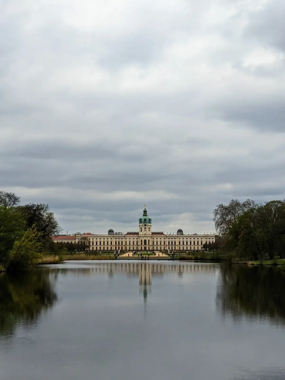 Blick über den Karpfenteich im Schlossgarten auf Schloss Charlottenburg, das sich im Wasser spiegelt