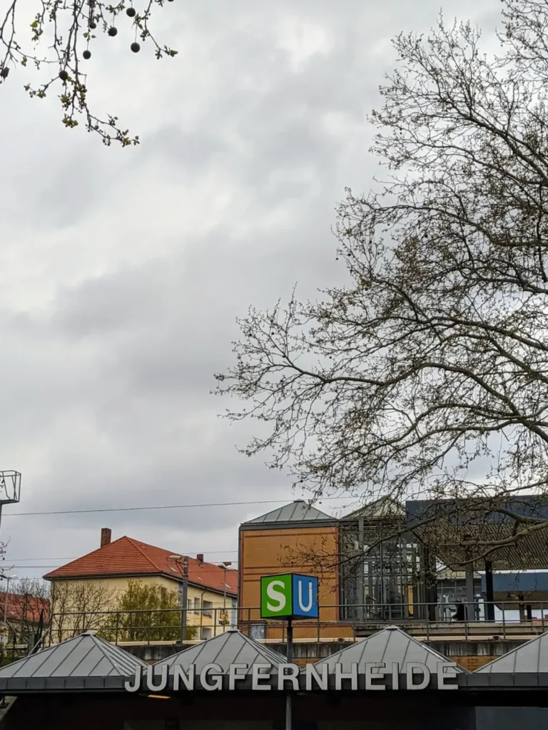 Bahnsteigdächer und S+U-Schild am Bahnhof Jungfernheide in Berlin von der Straße aus