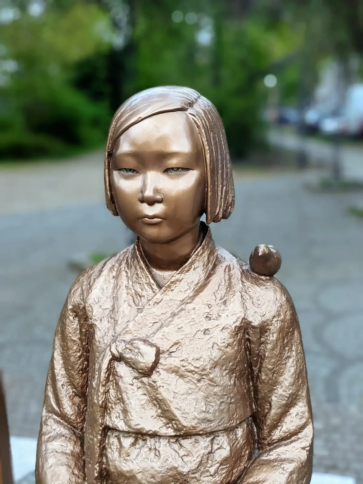 Friedensstatue am Unionplatz in Berlin-Moabit im April 2021: Mädchen im Hanbok mit einem Vogel auf der Schulter
