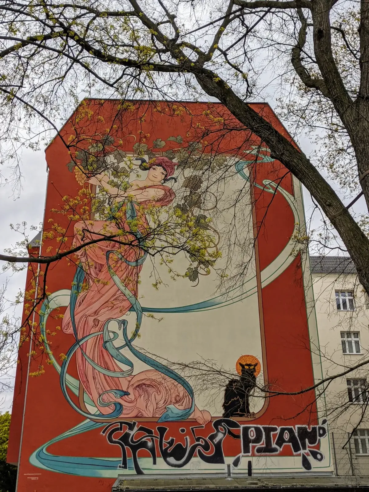 Wandbild im Stil eines Jugendstil-Plakats an der Turiner Straße in Berlin-Wedding mit Frau und schwarzer Katze