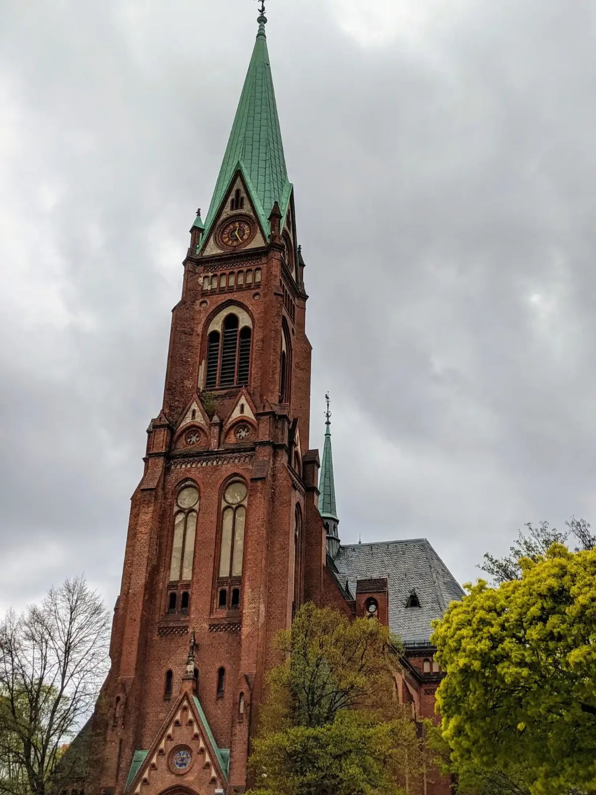 Neugotische Neue Nazarethkirche aus Backstein mit grünem Spitzhelm am Leopoldplatz in Berlin-Wedding