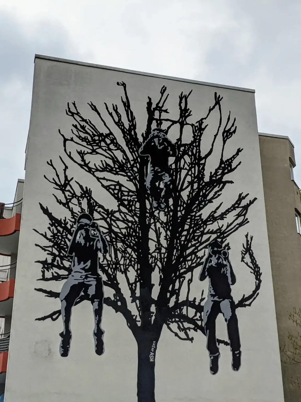 Wandbild Tree Children von Victor Ash an der Lynarstraße in Berlin-Wedding: drei Kinder in einem kahlen schwarzen Baum