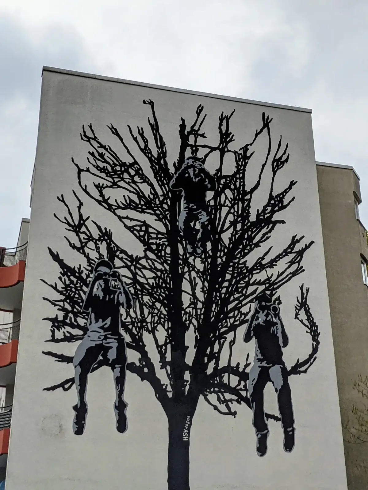 Wandbild Tree Children von Victor Ash an der Lynarstraße in Berlin-Wedding: drei Kinder in einem kahlen schwarzen Baum