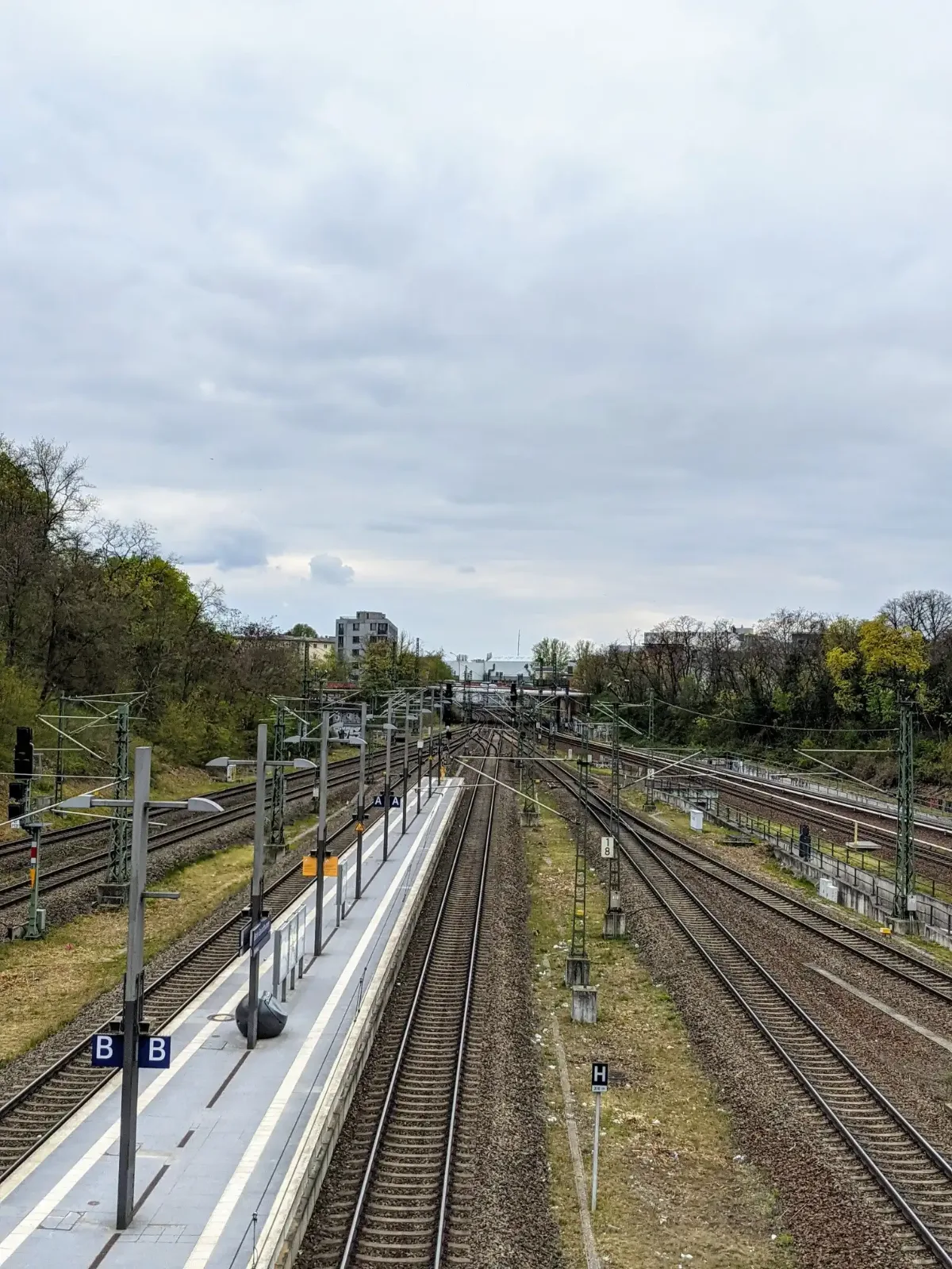 Blick von oben auf Bahnsteig und Gleise des Bahnhofs Gesundbrunnen in Berlin im Einschnitt