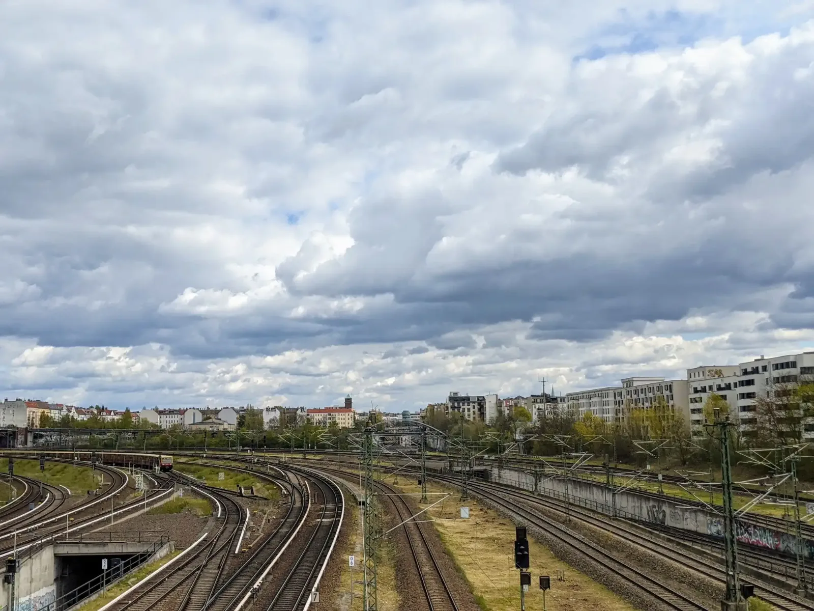 Gleisfeld mit auseinanderlaufenden Kurven östlich des Bahnhofs Gesundbrunnen, Blick von der Swinemünder Brücke