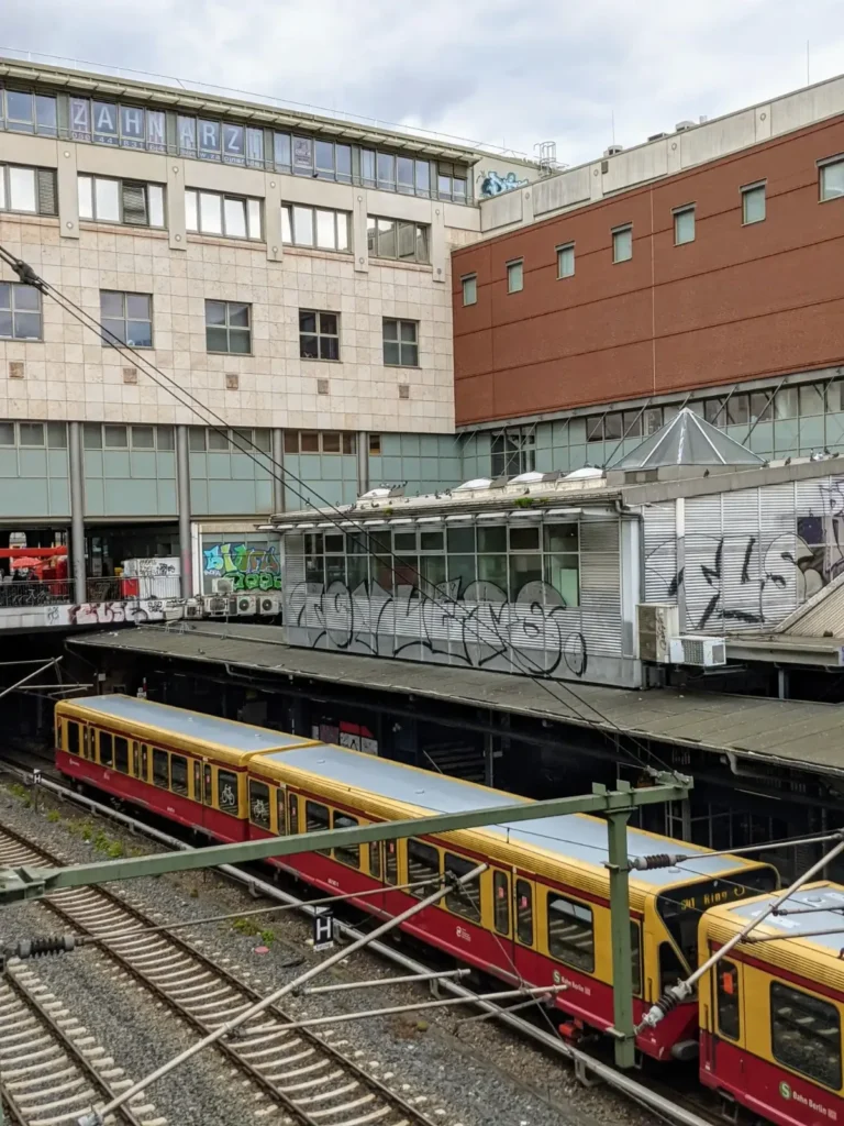 S-Bahn am Bahnsteig Schönhauser Allee im Einschnitt, darüber das Einkaufszentrum