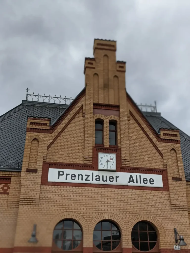 Empfangsgebäude des S-Bahnhofs Prenzlauer Allee aus gelbem Backstein mit Giebel und Uhr