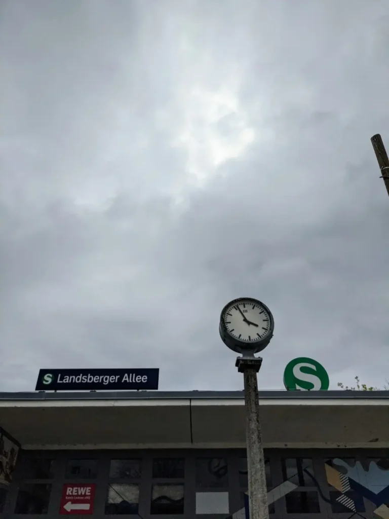 Zugang zum S-Bahnhof Landsberger Allee mit Bahnhofsuhr und S-Zeichen