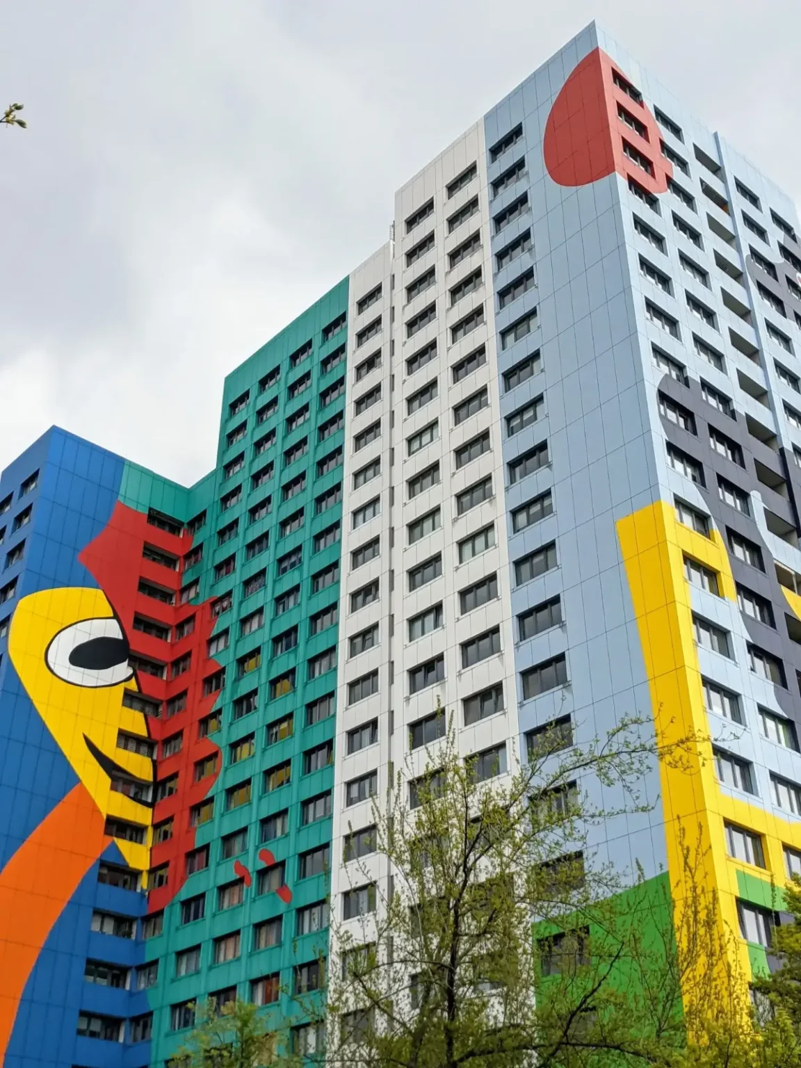 Bunt bemaltes Gustavo-Haus an der Franz-Jacob-Straße in Berlin-Lichtenberg