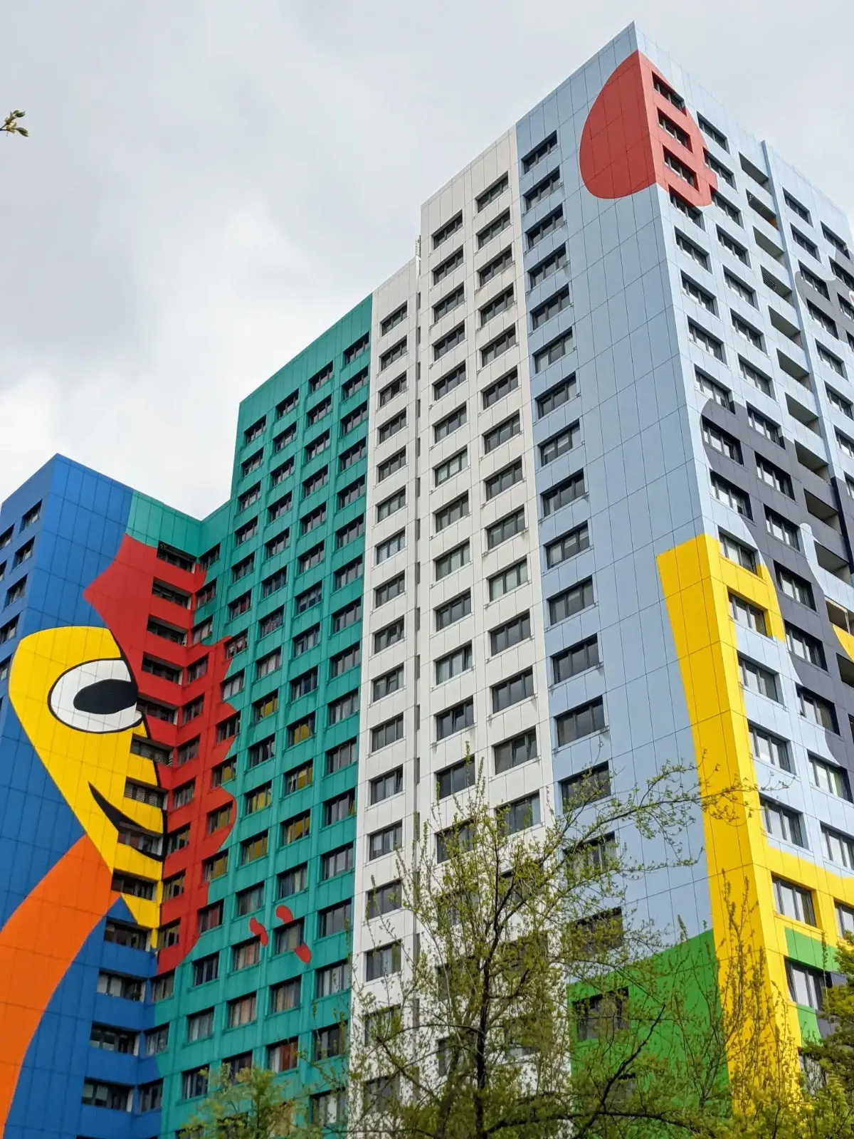 Bunt bemaltes Gustavo-Haus an der Franz-Jacob-Straße in Berlin-Lichtenberg
