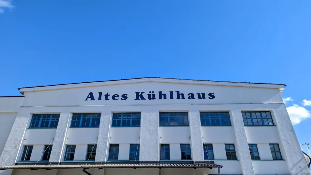 Weißes Gebäude Altes Kühlhaus im Stadthafen Sassnitz