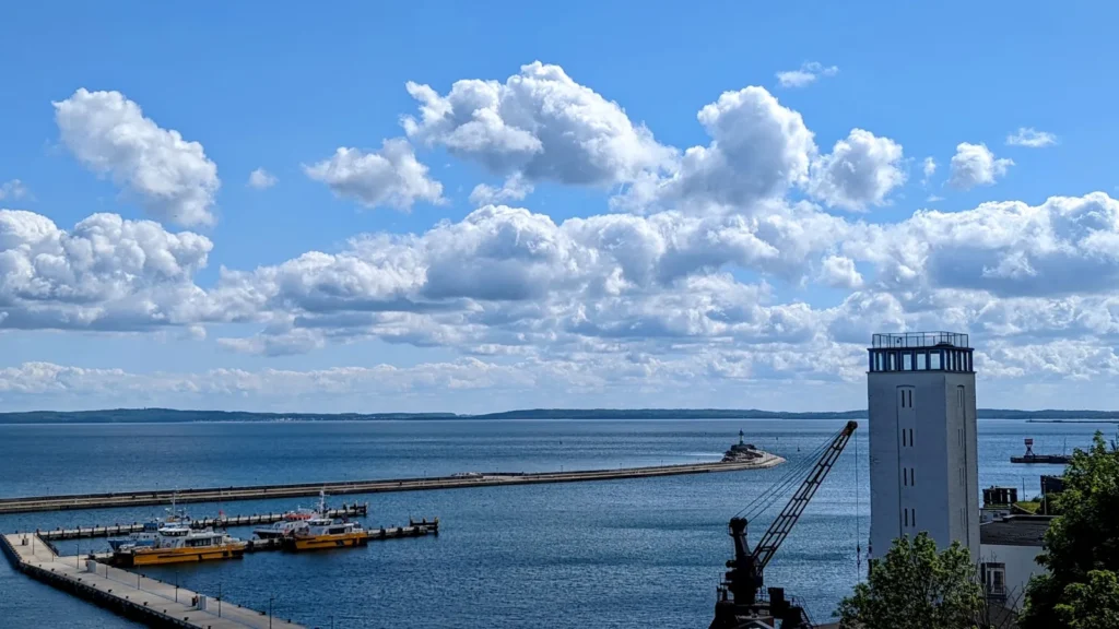 Blick von oben auf den Stadthafen Sassnitz und die lange Mole in der Ostsee