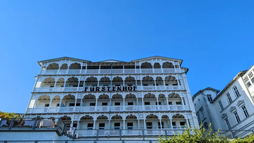 Weißes Haus Fürstenhof mit umlaufenden Holzbalkonen an der Promenade in Alt-Sassnitz