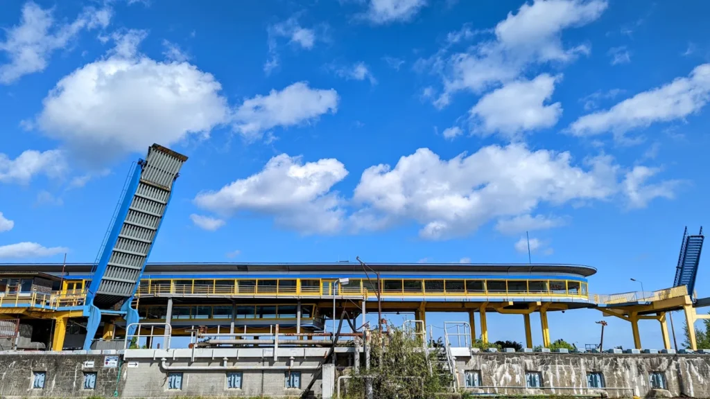 Ehemaliger Fähranleger am Glasbahnhof im Stadthafen Sassnitz mit hochgeklappter Gangway