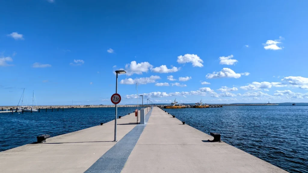 Breiter Betonweg auf der Mole im Stadthafen Sassnitz