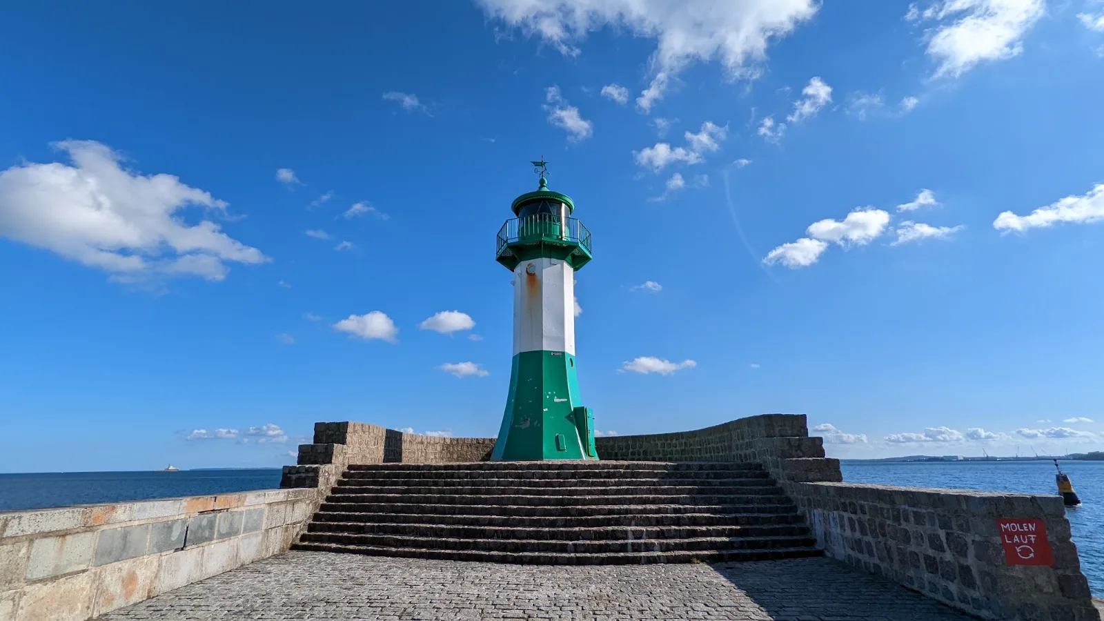 Grün-weißer Leuchtturm am Ende der Ostmole von Sassnitz