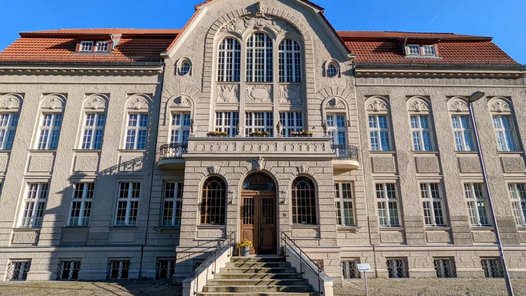 Fassade des Rathauses von Sassnitz an der Hauptstraße