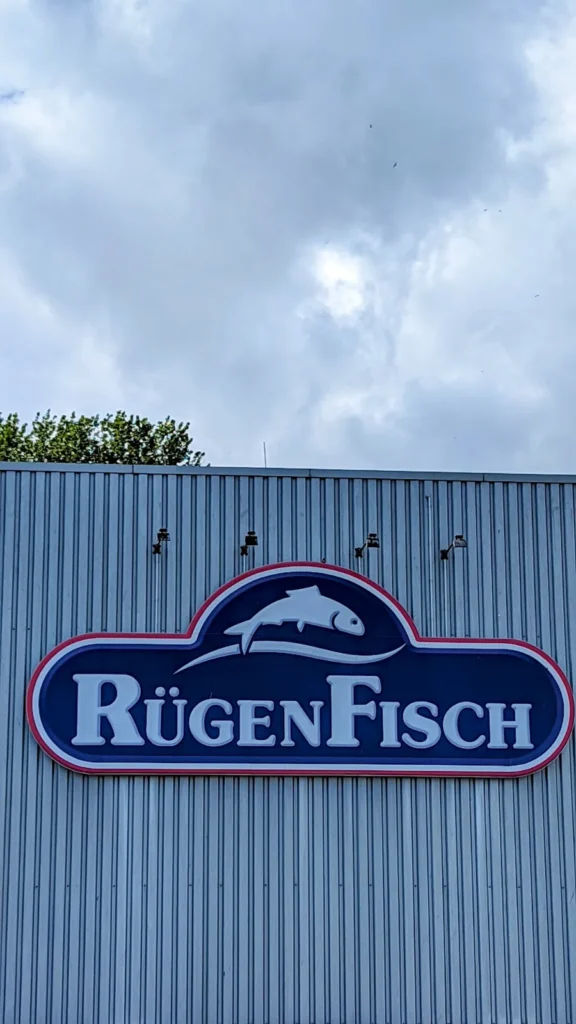 Schild von Rügen Fisch an einer Werkshalle im Hafen von Sassnitz