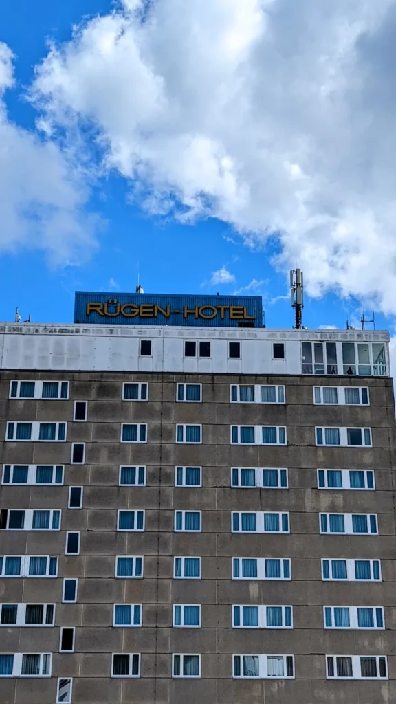 Hochhaus des Rügen-Hotels mit Schriftzug auf dem Dach in Sassnitz