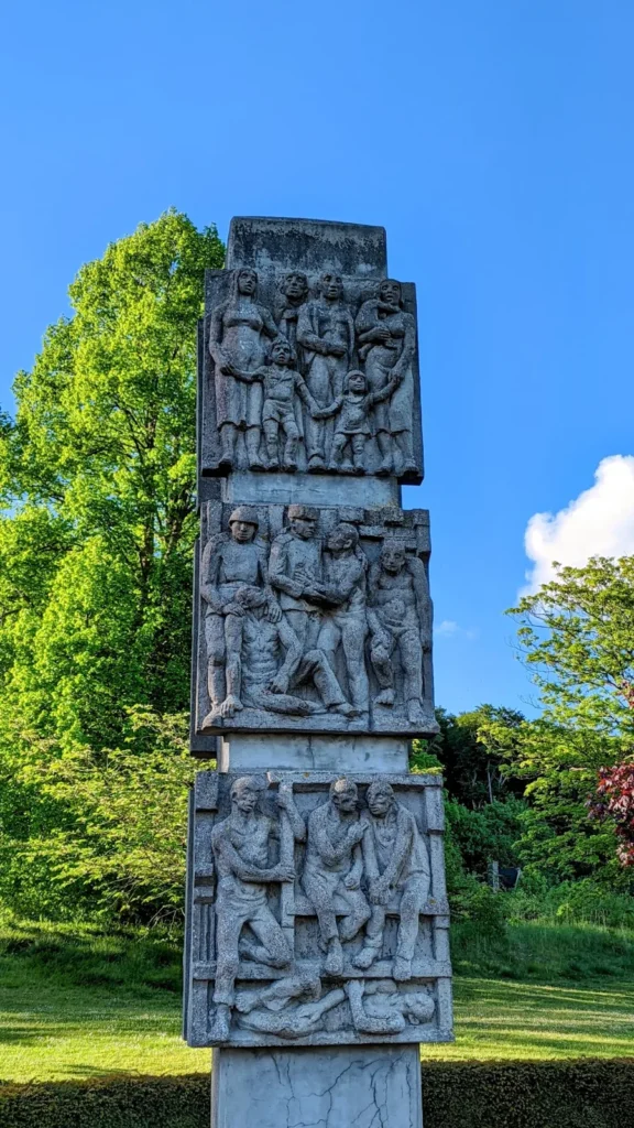 Stele mit Reliefs am Denkmal für die Opfer des Faschismus in Sassnitz