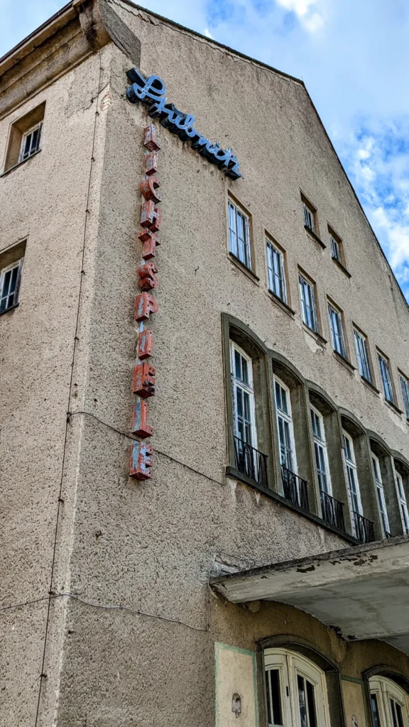 Giebel des ehemaligen Kinos Stubnitz-Lichtspiele in Sassnitz mit Schriftzug und senkrechten Leuchtbuchstaben