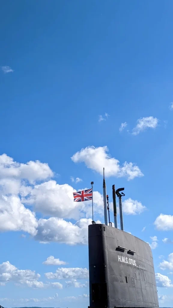 Turm des Museums-U-Boots HMS Otus mit britischer Flagge im Stadthafen Sassnitz