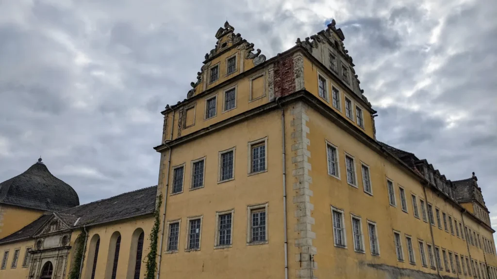 Schloss Coswig mit barocken Giebeln und Kuppelhaube