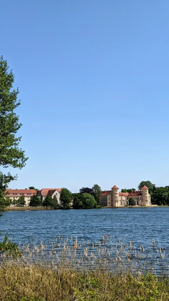 Schloss Rheinsberg am gegenüberliegenden Ufer des Grienericksees