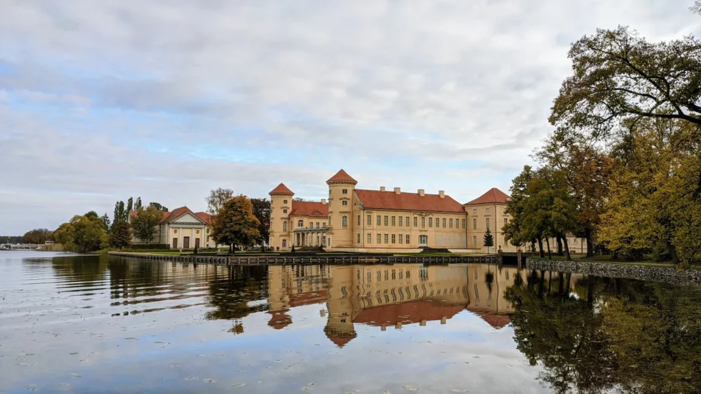 Schloss Rheinsberg spiegelt sich im Grienericksee